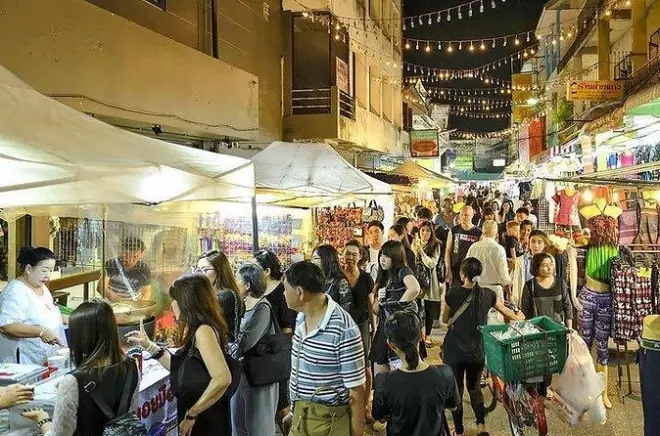 Mercado noturno e comidas de rua em Chiang Rai com Templo Azul