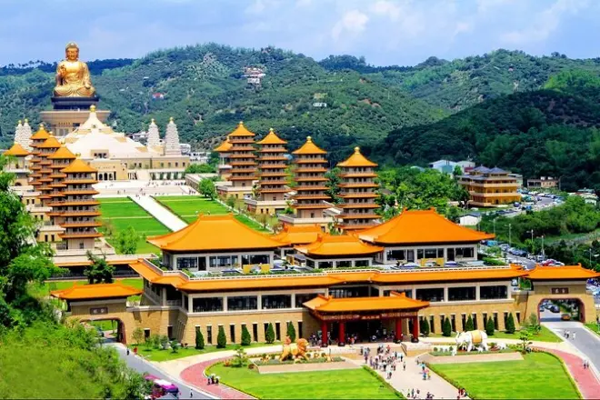 Kaohsiung Full-Day Private Tour: Buddha Hall & Pier-2 Art