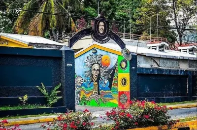 Kingston City Tour from Montego Bay: Heroes Circle & Devon House