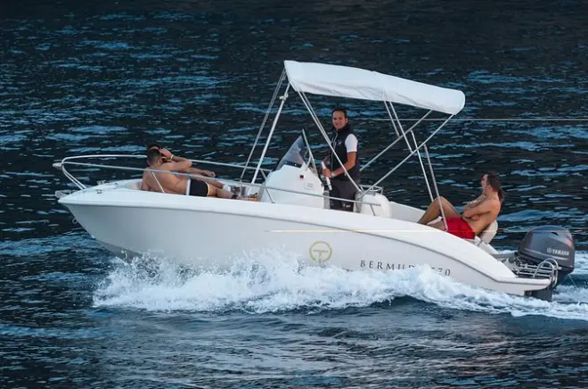 Barco privado de 18 pés pela Costa Amalfitana saindo de Sorrento