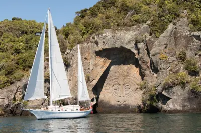 Tour éco à la voile jusqu’aux gravures maories sur le lac Taupō