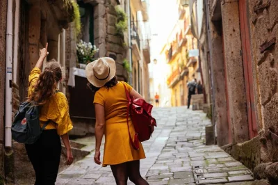 Scopri lisbona con un tour privato a piedi, dal labirinto di alfama alla vivace praça do comércio, con consigli autentici e itinerario flessibile.