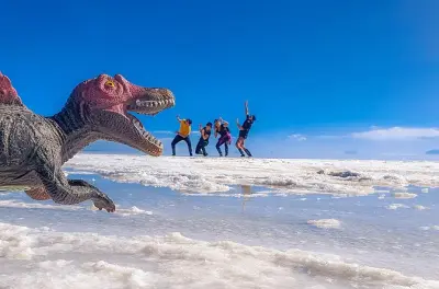 Salar de Uyuni con Cementerio de trenes, Incahuasi y atardecer