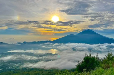 Admirez le lever du soleil depuis le mont batur à bali, puis détendez-vous dans les sources chaudes naturelles de kintamani. randonnée guidée privée avec transport, petit-déjeuner et conseils lo