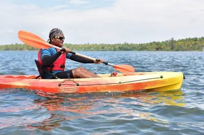 Kajakfahren auf dem Paravur-See: Black Devil Snail Sandbar Insel