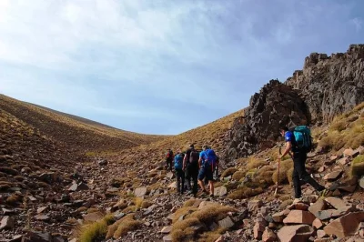 Grimpez le mont toubkal en 2 jours depuis marrakech avec un guide. découvrez villages berbères, refuges de montagne et lever de soleil sur le haut atlas.