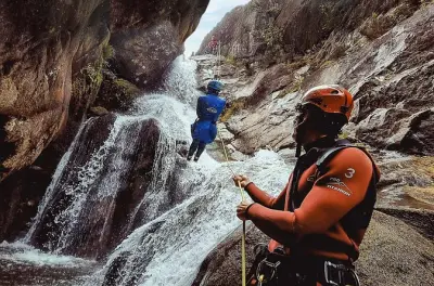 Descente en rappel des cascades dans le parc national de Peneda-Gerês