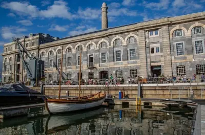Naviga Plymouth Sound e Royal William Yard con skipper esperto