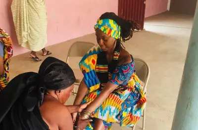 Ceremonia tradicional en Kumasi para recibir tu nombre ghanés