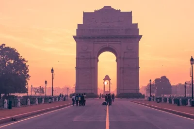 Esplora la delhi vecchia e nuova a bordo di un’auto privata. visita jama masjid, chandni chowk, forte rosso, qutub minar, tempio del loto e gusta un pranzo tipico. prenota ora il tuo tour di delhi.