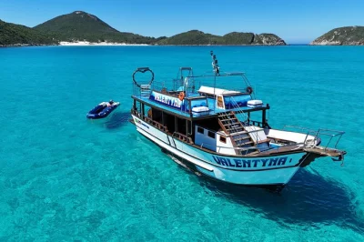 Siente la brisa del atlántico en arraial do cabo con un paseo en barco de dos pisos, disfruta del tobogán acuático, nada en ilha do farol y relájate con fruta y wi-fi a bordo.