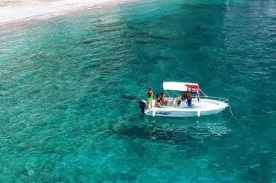 Barco privado na Costa Amalfitana saindo de Salerno: Nade e snorkel