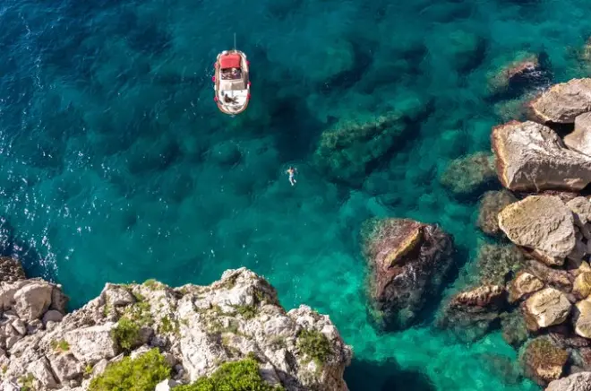 Capri privado: Gruta Azul, cavernas e rochas Faraglioni de barco
