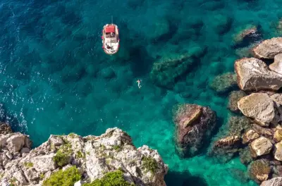 Capri privado: Gruta Azul, cavernas e rochas Faraglioni de barco