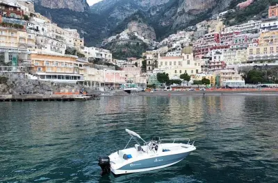 Barco privado na Costa Amalfitana saindo de Salerno com Prosecco