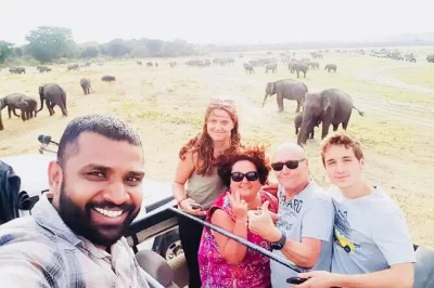 Despierta entre colinas de té cubiertas de niebla, sube la roca de sigiriya, comparte un almuerzo casero en habarana y disfruta del tren panorámico a ella con transporte privado.