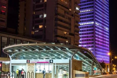 Entdecken sie bogotá bei nacht mit einer privaten tour. erleben sie la candelaria, die plaza de bolívar und den blick auf die stadt von la calera. abholung vom hotel, getränke und guide inklusive.