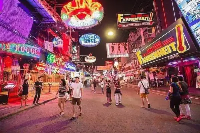 Vita notturna a Pattaya: Lady bar e Walking Street a piedi