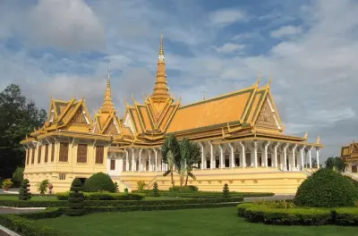 Tour privado en Phnom Penh: Palacio Real y campos de la muerte