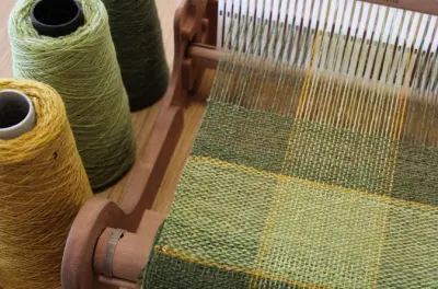 À Stirling, tissez une écharpe tartan au métier à tisser rigide