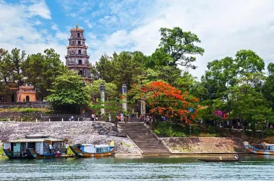 Tombe reali di Hue e pagoda Thien Mu: Tour privato con guida locale