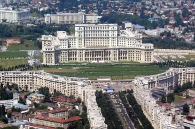 Tour privato a Bucarest: Parlamento, villa e Museo del Villaggio