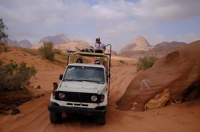 Wadi Rum : Excursion jeep journée complète avec nuit en camp bédouin