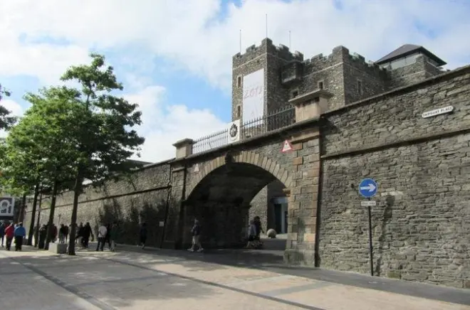Derry Londonderry private tour: Bogside, walls, Peace Bridge
