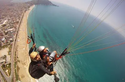 Parasailing ad Alanya: Volo in tandem sopra Cleopatra Beach