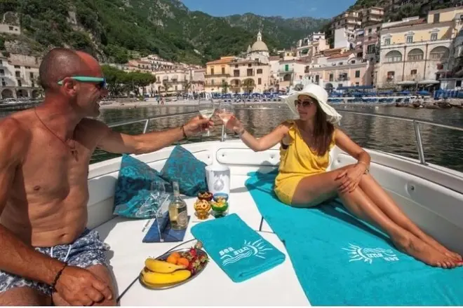 Barco para Capri da Costa Amalfitana: Grutas e banho nos Faraglioni