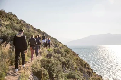 Entdecken sie nafplio bei einer geführten wanderung – besuchen sie kapellen am meer, entspannen sie an einem sandstrand und genießen sie ein lokales picknick. inklusive hotelabholung und fachkundi