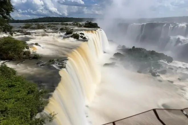Cataratas del Iguazú y parque de aves con guía bilingüe privado