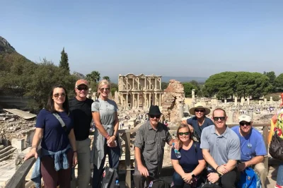 Découvrez Éphèse depuis istanbul avec vols, déjeuner et guide local. visitez la maison de la vierge marie, le temple d’artémis et explorez l’artisanat turc.