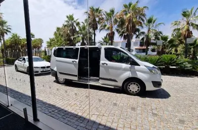 Trasferimento privato a Siviglia da porta a porta per 8 persone