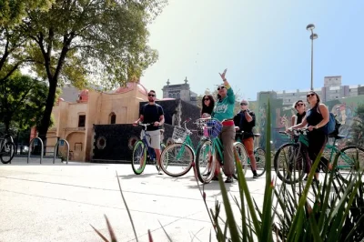 Recorre en bici los barrios más vibrantes de cdmx, descubre murales y arte urbano, y prueba la auténtica comida callejera chilanga con guía y grupo reducido. incluye bici y opciones de comida.