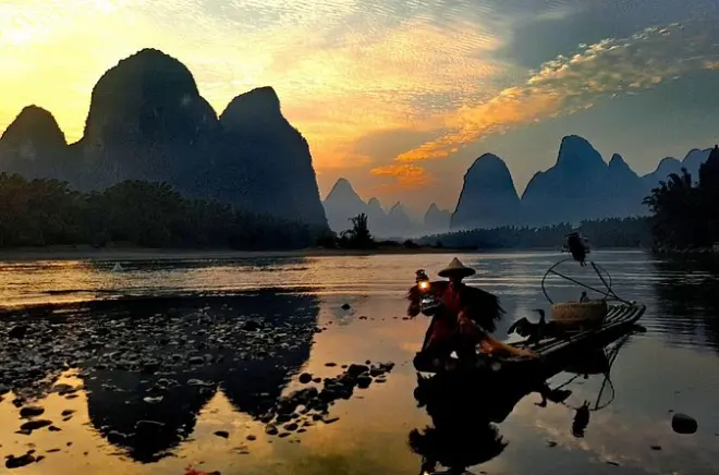Li River sunset tour with fisherman from Guilin: Fishing lights