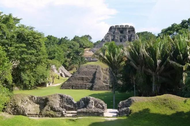 Höhlen-Tubing und Xunantunich Ruinen ab Placencia: Private Tour