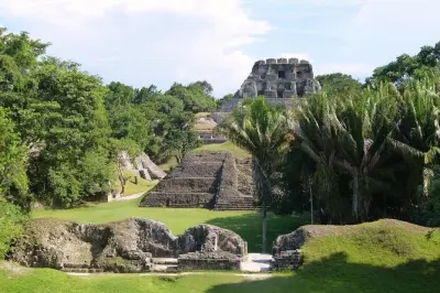 Höhlen-Tubing und Xunantunich Ruinen ab Placencia: Private Tour