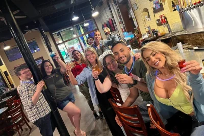 Descubra o lado assombrado de ybor city em um tour a pé de 2,5 horas pelos pubs históricos, com guias fantasiados, lendas locais reais e paradas em bares tradicionais. só para maiores de 21 anos.