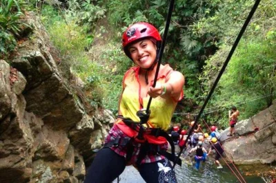 Probieren sie canyoning nur 2 stunden von bogotá entfernt. geführte gruppentouren, hotelabholung und alle gebühren inklusive. keine vorkenntnisse nötig – perfekt für abenteuerlustige reisende.