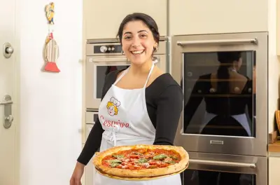 Clase de pizza y tiramisú en Turín: Aprende con una cocinera local
