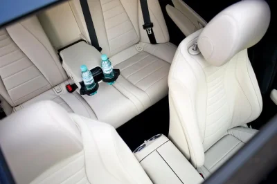 Reserva un taxi negro mercedes clase e en cracovia para traslados privados de hasta 50 km. disfruta de comodidad, wifi, agua embotellada y un conductor local amable. reserva ahora.