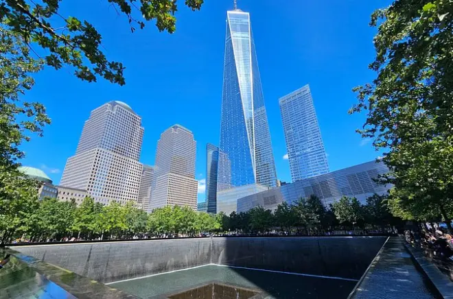 Ground Zero 9/11 Memorial tour: Downtown Manhattan with guide