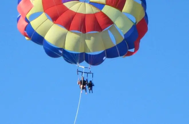 Parasailing in Cebu: 150 Meter über tropischen Inseln