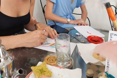 Découvrez la calligraphie islamique à marrakech avec un maître local. apprenez des techniques ancestrales, savourez des pâtisseries marocaines et repartez avec votre création, tout le matériel f