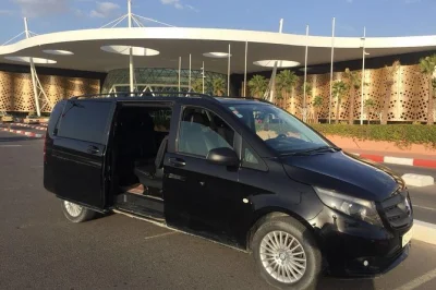Réservez un transfert privé de marrakech au centre-ville d’agadir. trajets sûrs et ponctuels avec chauffeurs locaux, wifi gratuit et confort climatisé.