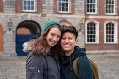 Registre seu amor em dublin com um ensaio fotográfico privado no ha’penny bridge, temple bar, dublin castle e city hall. ideal para casais, entrega rápida.