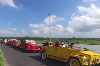 Uluwatu in VW d’epoca con tempio sulla scogliera e danza tradizionale