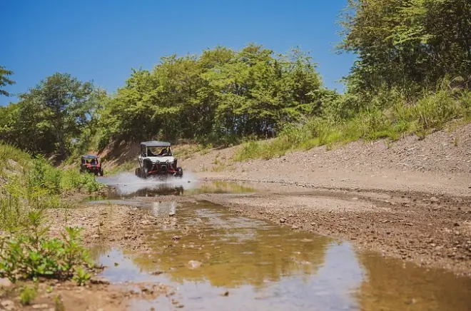 Aventura off-road com Talon em Jaco: Trilhas na floresta tropical