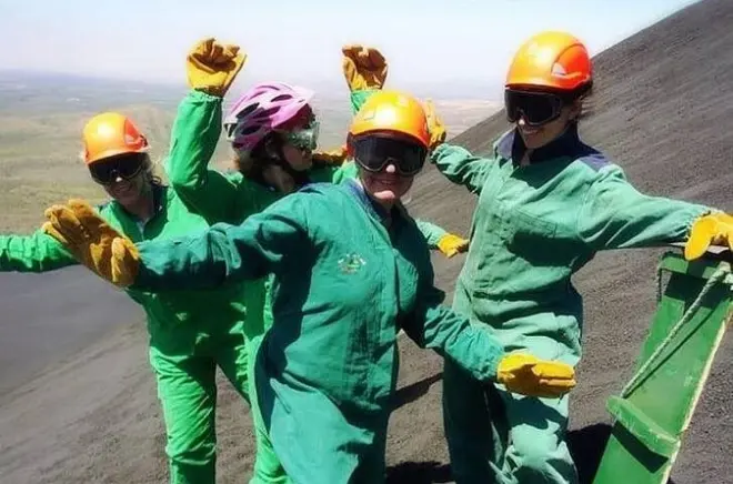 Volcano boarding à León : Descendez un volcan actif